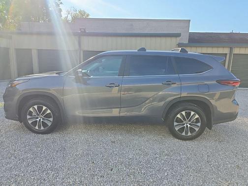Magnetic Gray Metallic 2024 Toyota Highlander XLE