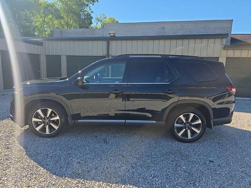 Crystal Black Pearl 2023 Honda Pilot AWD Elite