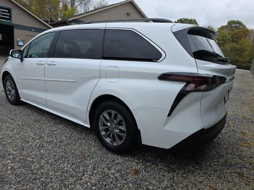 2023 Toyota Sienna LE