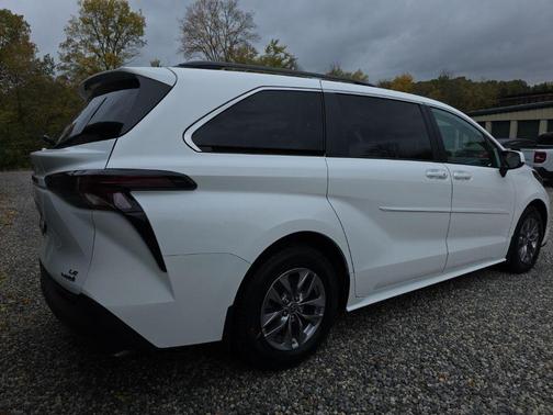 2023 Toyota Sienna LE