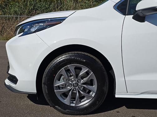 2025 Toyota Sienna LE