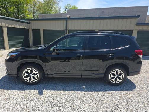 Crystal Black Silica 2024 Subaru Forester Premium