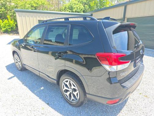 Crystal Black Silica 2024 Subaru Forester Premium