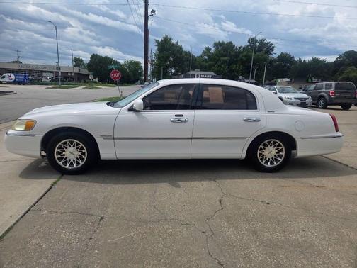 White 2001 Lincoln Town Car Signature