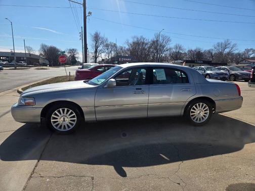 2003 Lincoln Town Car Executive 4dr Sedan