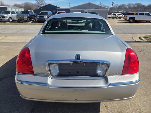 2003 Lincoln Town Car Executive 4dr Sedan