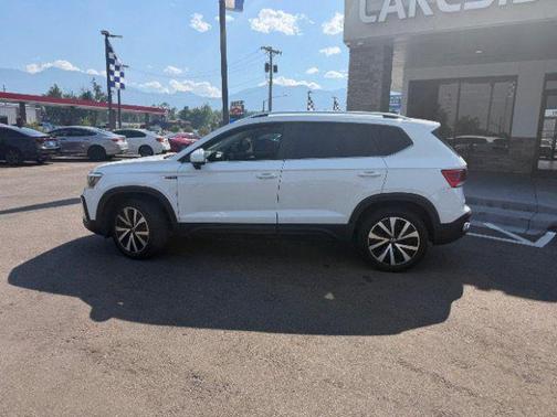 Pure White 2022 Volkswagen Taos 1.5T SE