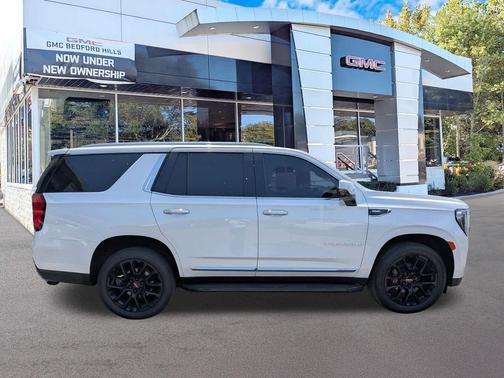 White Frost Tricoat 2022 GMC Yukon SLT