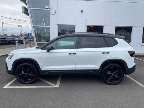 2025 Volkswagen Taos 1.5T SE Black