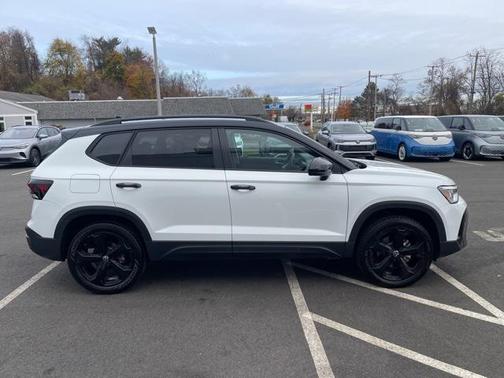 2025 Volkswagen Taos 1.5T SE Black