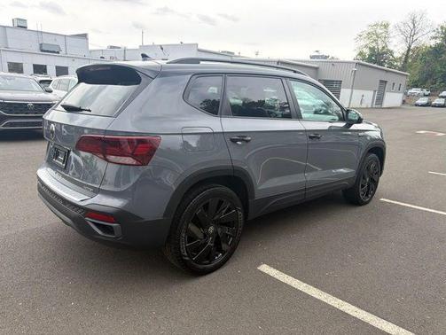 Pure Gray w/Deep Black Roof 2024 Volkswagen Taos 1.5T SE Black
