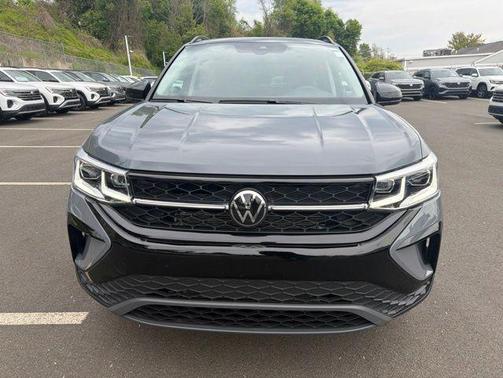 Pure Gray w/Deep Black Roof 2024 Volkswagen Taos 1.5T SE Black