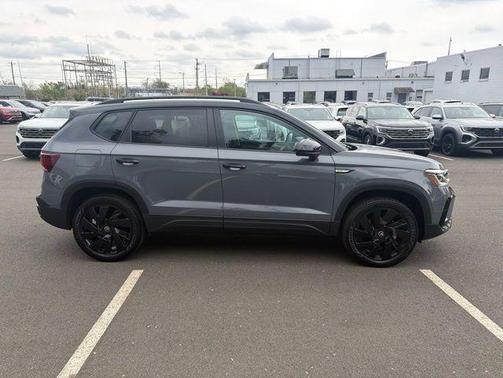 Pure Gray w/Deep Black Roof 2024 Volkswagen Taos 1.5T SE Black