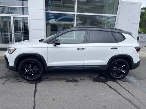 2025 Volkswagen Taos 1.5T SE Black