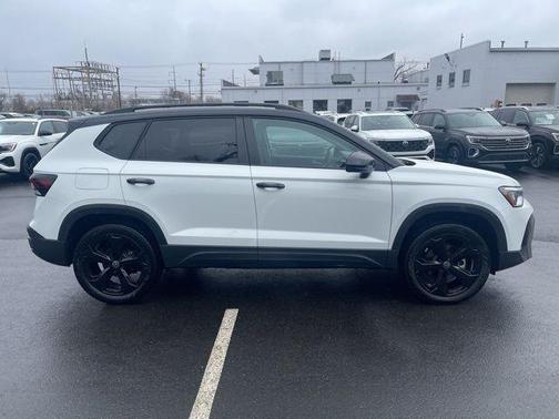 2025 Volkswagen Taos 1.5T SE Black