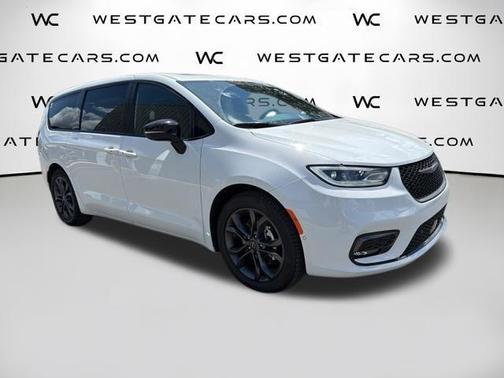 Bright White Clearcoat 2026 Chrysler Pacifica Select