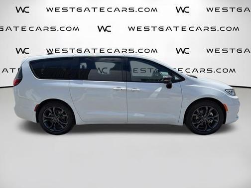 Bright White Clearcoat 2026 Chrysler Pacifica Select