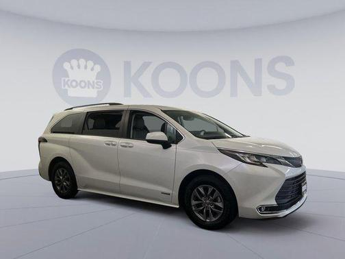 2021 Toyota Sienna XLE 8 Passenger