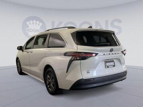 2021 Toyota Sienna XLE 8 Passenger
