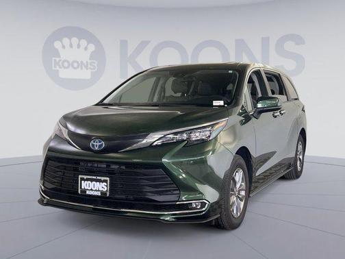 2024 Toyota Sienna XLE 8 Passenger