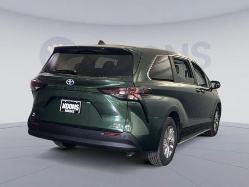 2024 Toyota Sienna XLE 8 Passenger