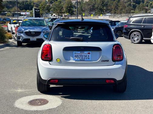 White Silver 2023 MINI SE Hardtop