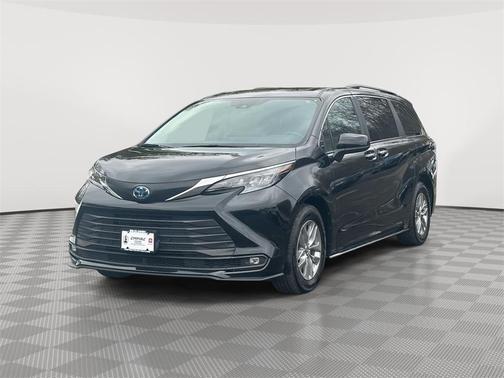 2025 Toyota Sienna XLE 8 Passenger