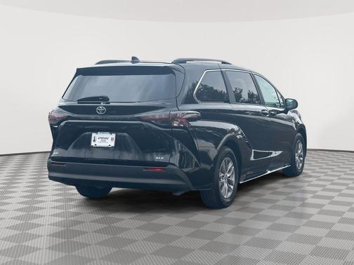 2025 Toyota Sienna XLE 8 Passenger