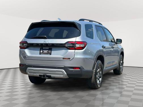 Lunar Silver Metallic 2025 Honda Pilot TrailSport