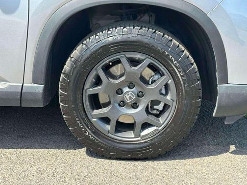 Lunar Silver Metallic 2025 Honda Pilot TrailSport