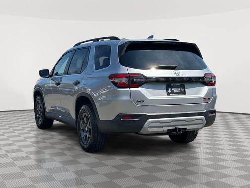Lunar Silver Metallic 2025 Honda Pilot TrailSport