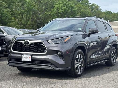 Magnetic Gray Metallic 2023 Toyota Highlander XLE