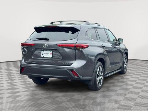 Magnetic Gray Metallic 2023 Toyota Highlander XLE