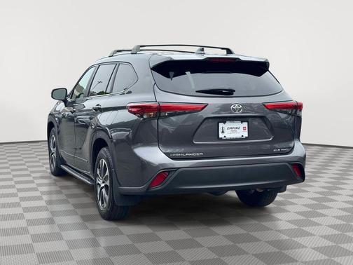 Magnetic Gray Metallic 2023 Toyota Highlander XLE