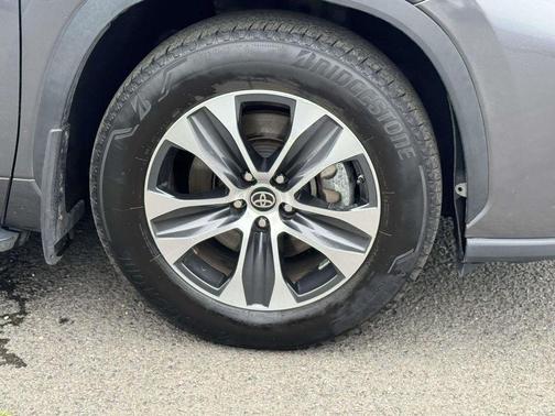 Magnetic Gray Metallic 2023 Toyota Highlander XLE