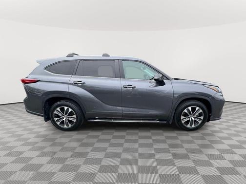 Magnetic Gray Metallic 2023 Toyota Highlander XLE