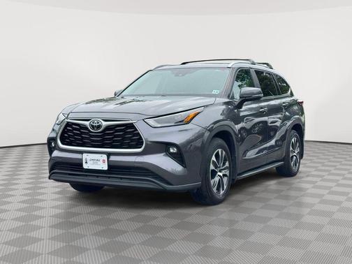 Magnetic Gray Metallic 2023 Toyota Highlander XLE
