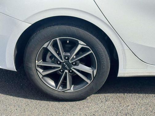 Snow White Pearl 2024 Kia Forte LXS