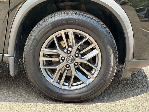Black 2022 Nissan Rogue S