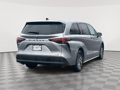 2021 Toyota Sienna LE