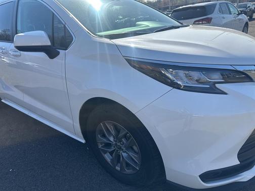 2022 Toyota Sienna LE