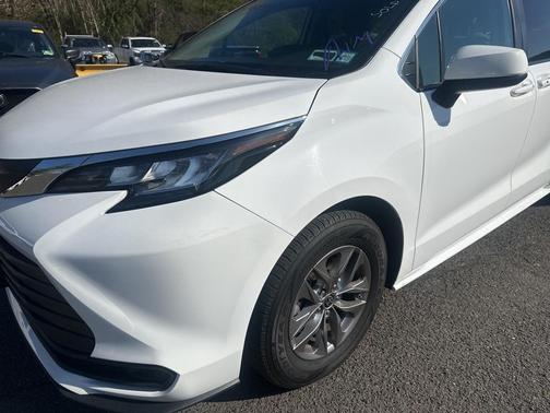 2022 Toyota Sienna LE