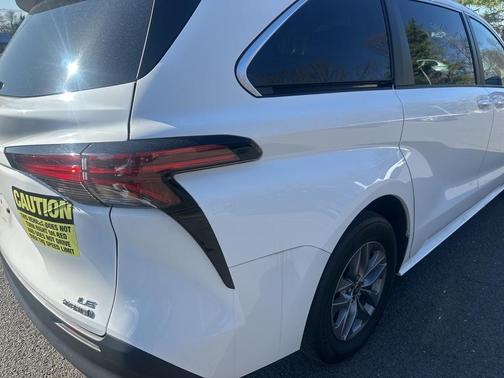 2022 Toyota Sienna LE