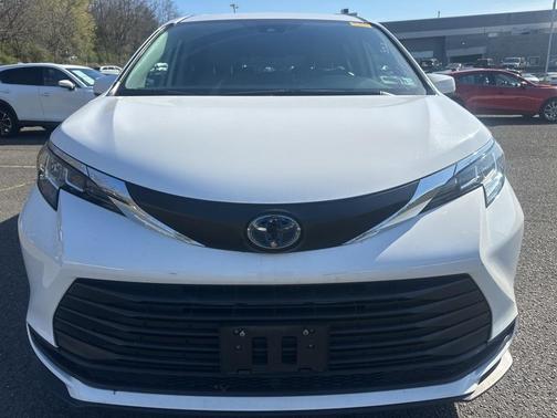 2022 Toyota Sienna LE