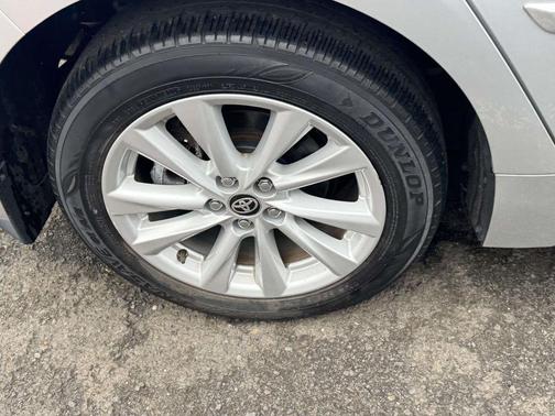 Classic Silver Metallic 2023 Toyota Corolla Hatchback SE