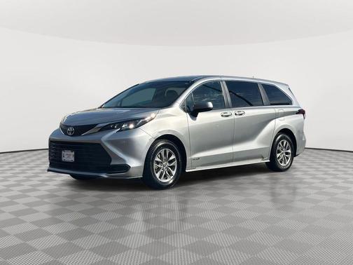 2021 Toyota Sienna LE