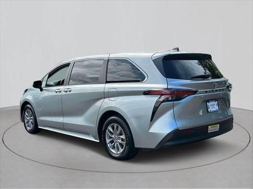 2021 Toyota Sienna LE