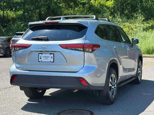Celestial Silver Metallic 2021 Toyota Highlander XLE
