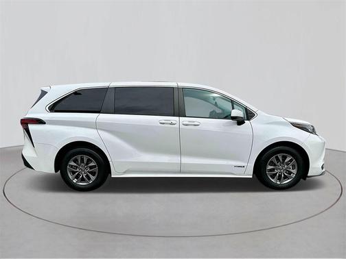 2021 Toyota Sienna LE