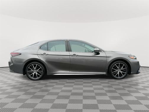 2022 Toyota Camry Hybrid SE